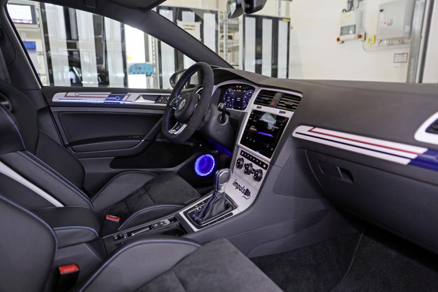 Интерьер Volkswagen Golf GTE Variant impulsE 2017 года  (фото 4 из 5)